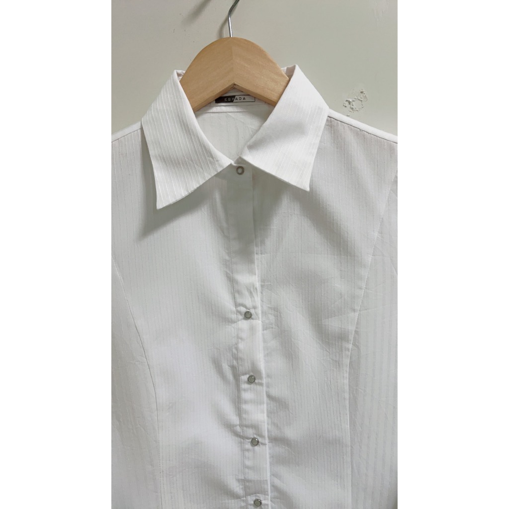 เสื้อเบลาส์ สีขาวลายในตัว  Brand ESPADA Size 3  มือสอง  สภาพ 100 %