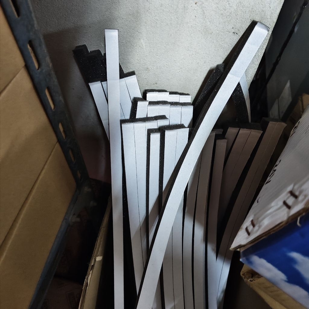 ฟองน้ำ ตู้แอร์ ติดขอบเปลือกตู้แอร์ พร้อมแถบกาว (แผ่นขาว) เกรดโรงงานอุตสาหกรรม หนา แน่น เหนียว กว้าง 1.5 ซมยาว 1 เมตร