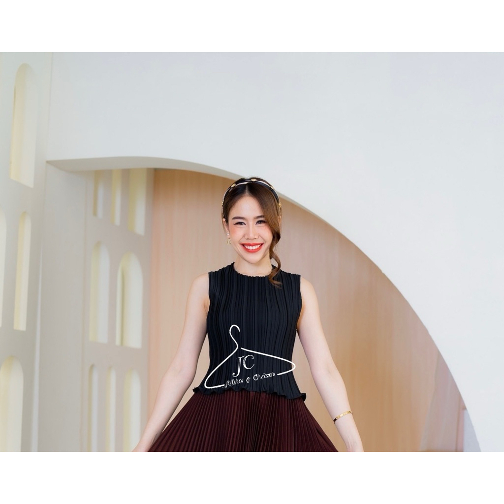 Jubbie&Chrissie: เสื้อครอปอัดพลีทแขนกุด Freesize (อก Freesize ยืดสูงสุด 50 นิ้ว ความ ยาว 18 นิ้ว ) Crop