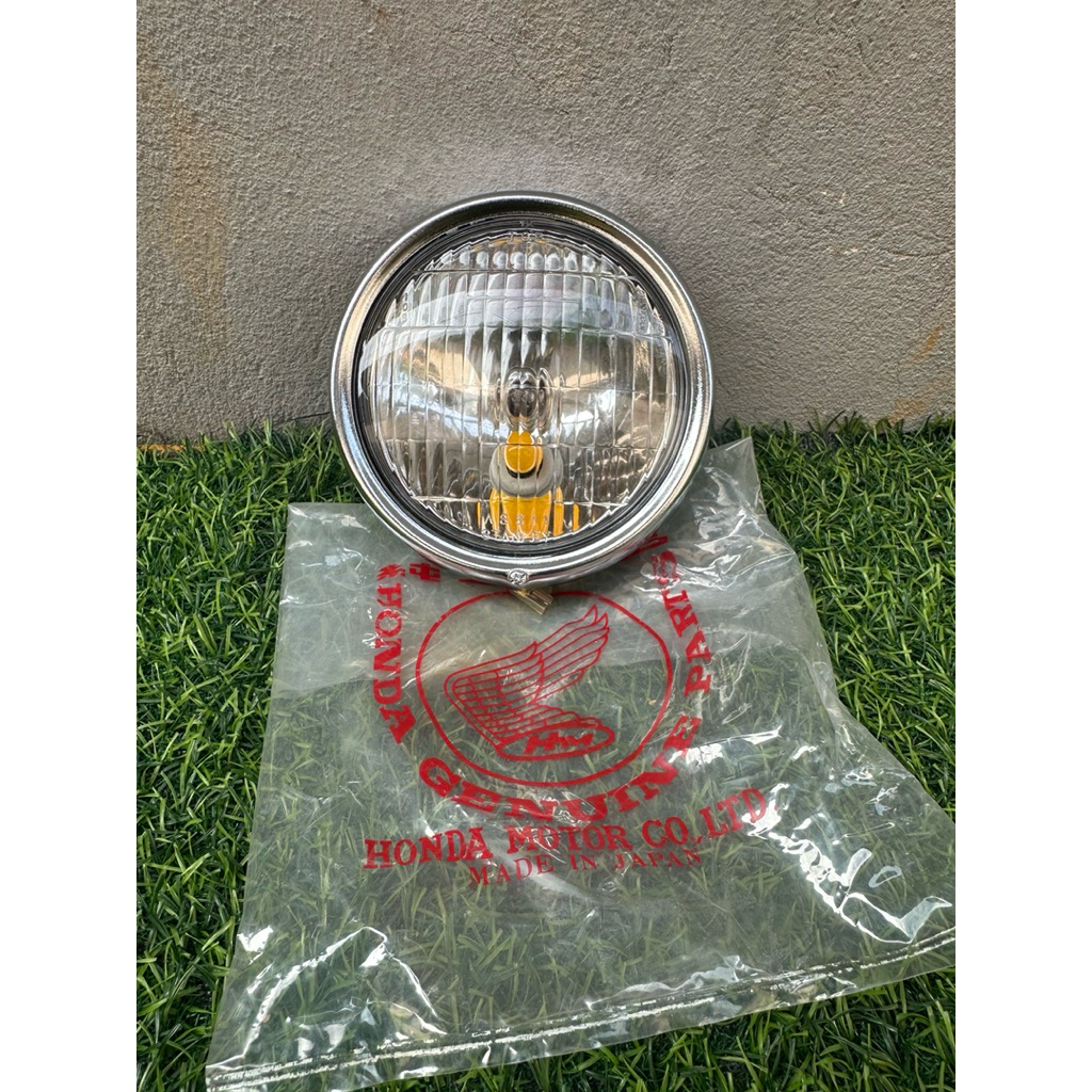 ไฟหน้ารุ่นมีไฟหรี่ทั้งชุด(หัวไฟเเละขั้ว)งานเเท้ใหม่ ญี่ปุ่น สำหรับ รถ Honda C50,C65,C70kaC70k2,C70k3