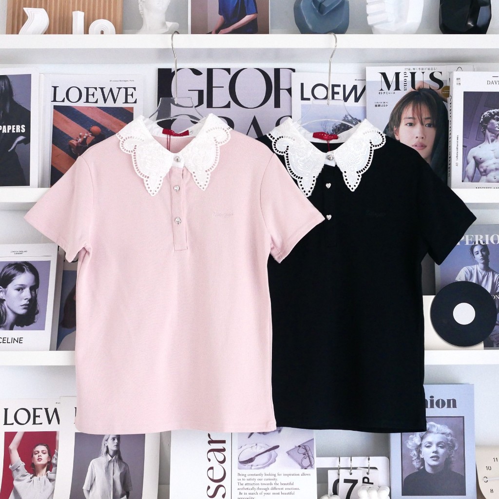 Lawyer Store | [722225] เสื้อแขนสั้น ปกขาวแต่งลูกไม้ ปัก Lawyer กระดุมโลหะหัวใจใช้งานได้จริง ใส่ทำงา