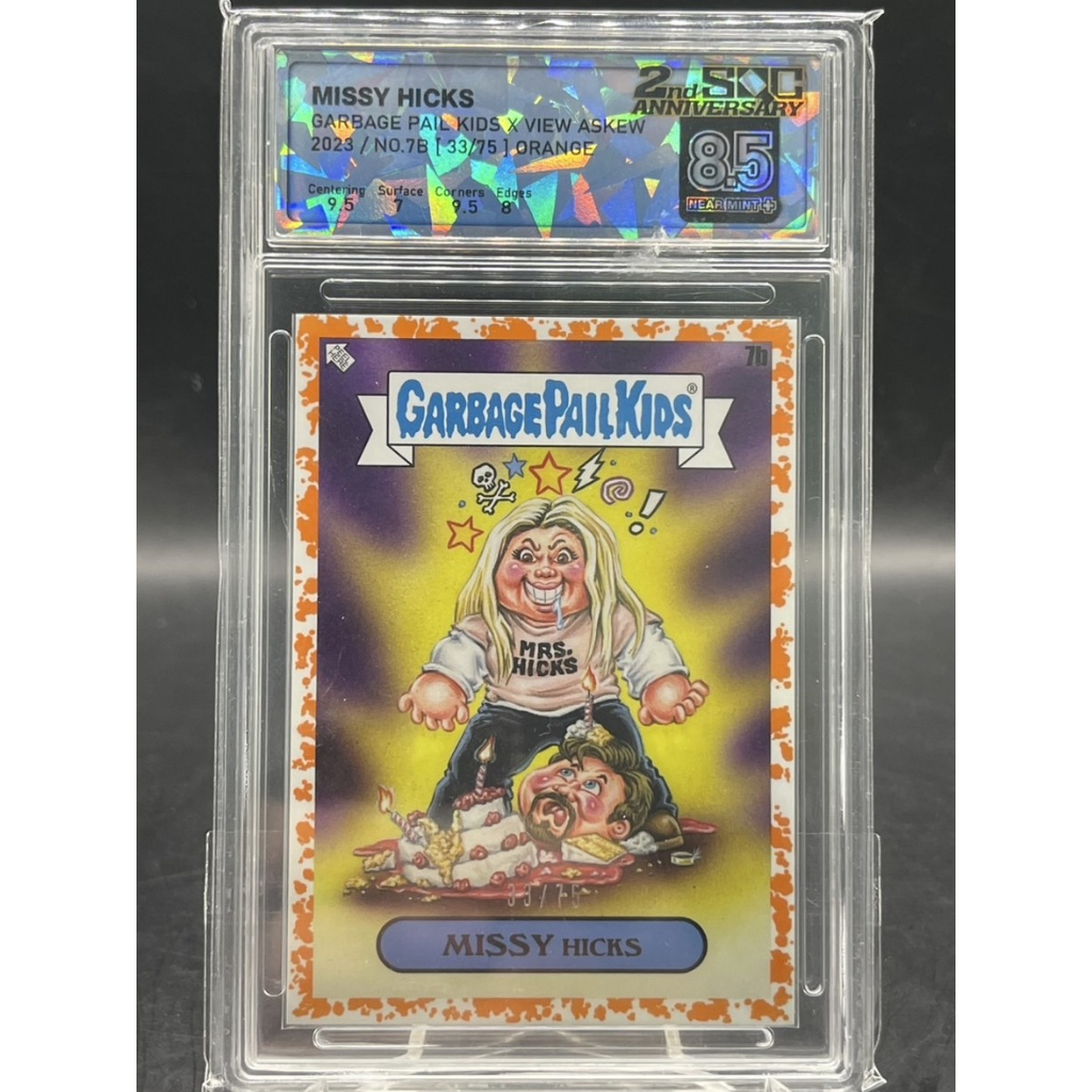 **2023 Garbage Pail Kids × View Askew “Missy Hicks” #7B Orange /75 – SQC 8.5 NM+