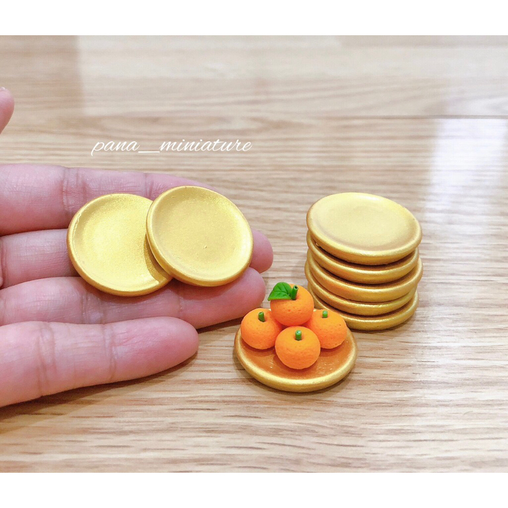 จานเรซิ่นจิ๋วสีทอง ใช้ใส่ของถวายจำลองขนาดจิ๋ว ขนาด 2.5 cm. ชุด 2 ชิ้น