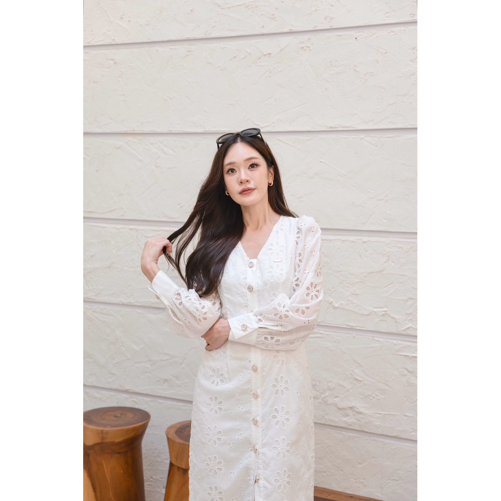 ร183 luxury dress เดรสผ้าลูกไม้พรีเมี่ยมลายฉลุดอกไม้ ทรงคอวีดูเพรียว ตัวเดรสทรงสวยใส่ง่าย ผ้ามีtextur