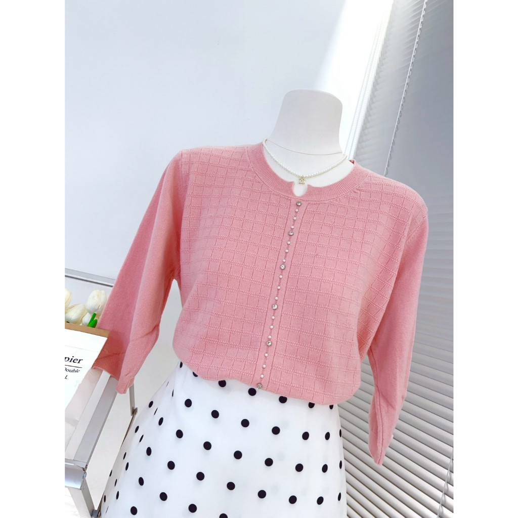 C021 Airi Knit (ไอ-ริ นิต) เสื้อยืดแขนสามส่วนใหมพรมขนกระต่าย  คอกลมวีแหวก แต่งอะไหล่มุก และเพรช เนื้อนิ่ม ฟู ไม่เป็นขน