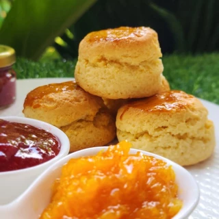 Scone สโคน เนยสดแท้ ขนาด 4 ชิ้น + แยม.
