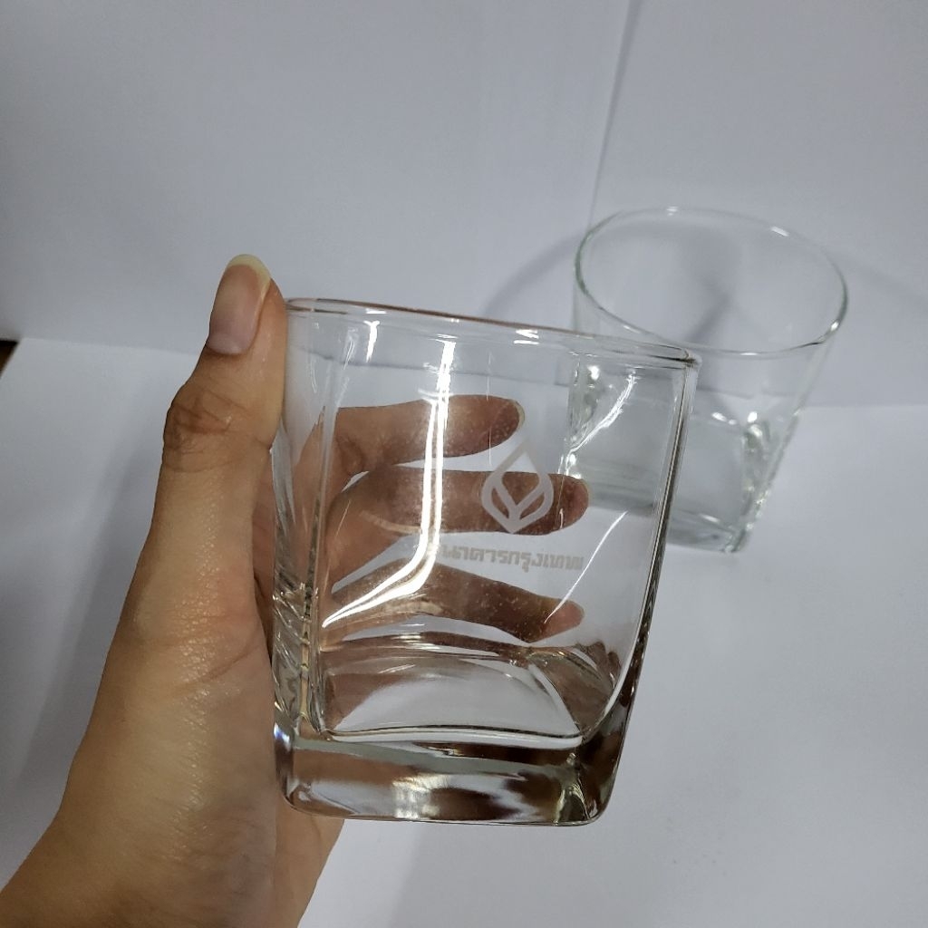 แก้ว 2 ใบ ธนาคารกรุงเทพ ก้นสี่เหลี่ยม ของใหม่ เก่าเก็บ ไม่เคยใช้งาน bangkok bank glass