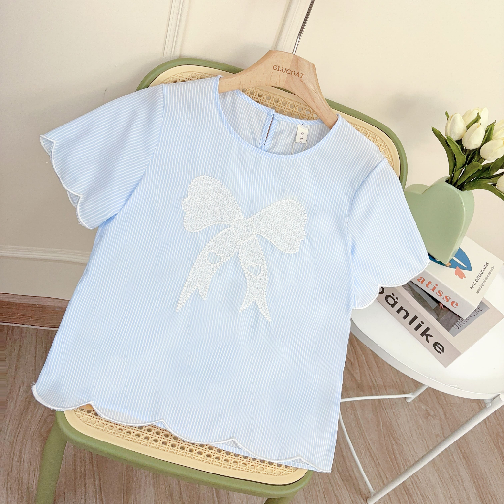 Glucoat | [U552] เสื้อเเขนสั้นริ้วสีฟ้า อกปักโบว์ขาว งานกระดุมจบหลัง1เม็ด