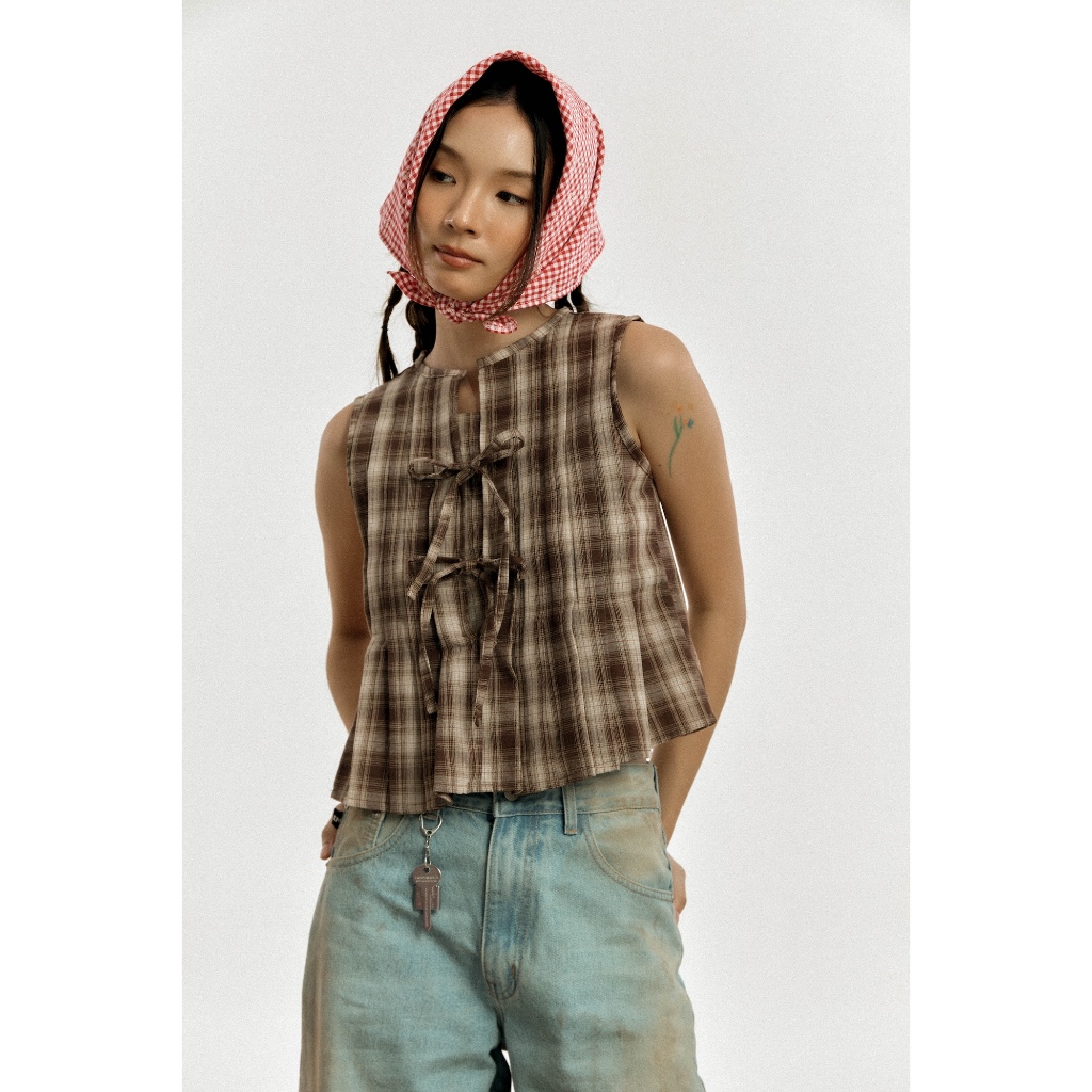 ENDOFMARCH | SIENA BLOUSE เสื้อแขนกุด ผูกโบว์หน้า ลายสก็อตสีน้ำตาล