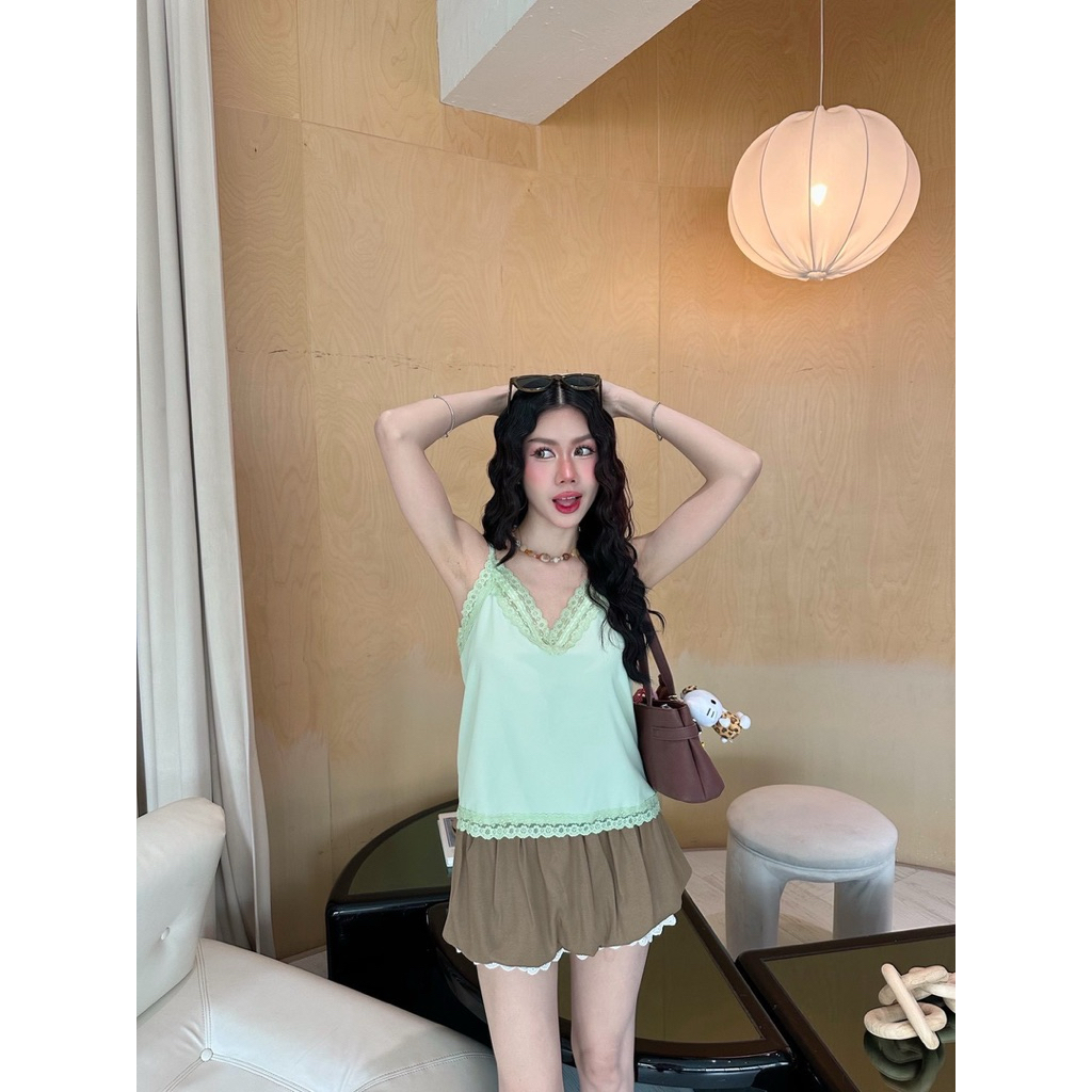 BY IRA Veronica Top พร้อมส่งสายเดี่ยวคอวีลูกไม้  เนื้อผ้าใส่สบายแต่งขอบลูกไม้ทั้งตัว - รูปที่ 4