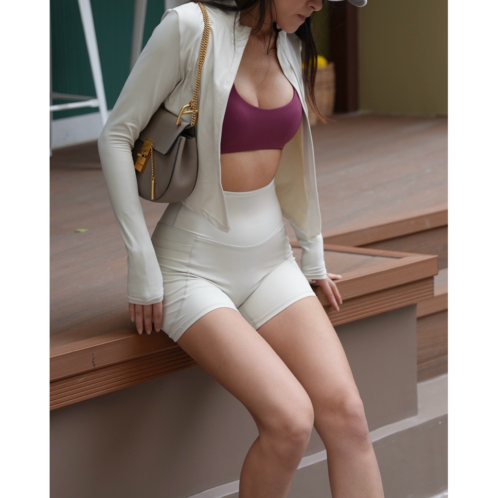 Avi Slim-fit Crop Jacket แจ็กเก็ตทรง slim-fit ดีไซน์เข้ารูป
