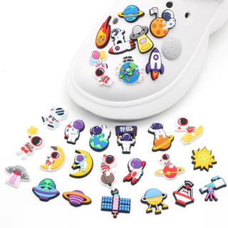 Hot เสน่ห์รองเท้า ดิY นักบินอวกาศ ช่องว่าง shoe charms สไตล์ การ์ตูน รองเท้าแตะ หัวเข็มขัด พีวีซี รองเท้า อุปกรณ์เสริม ป