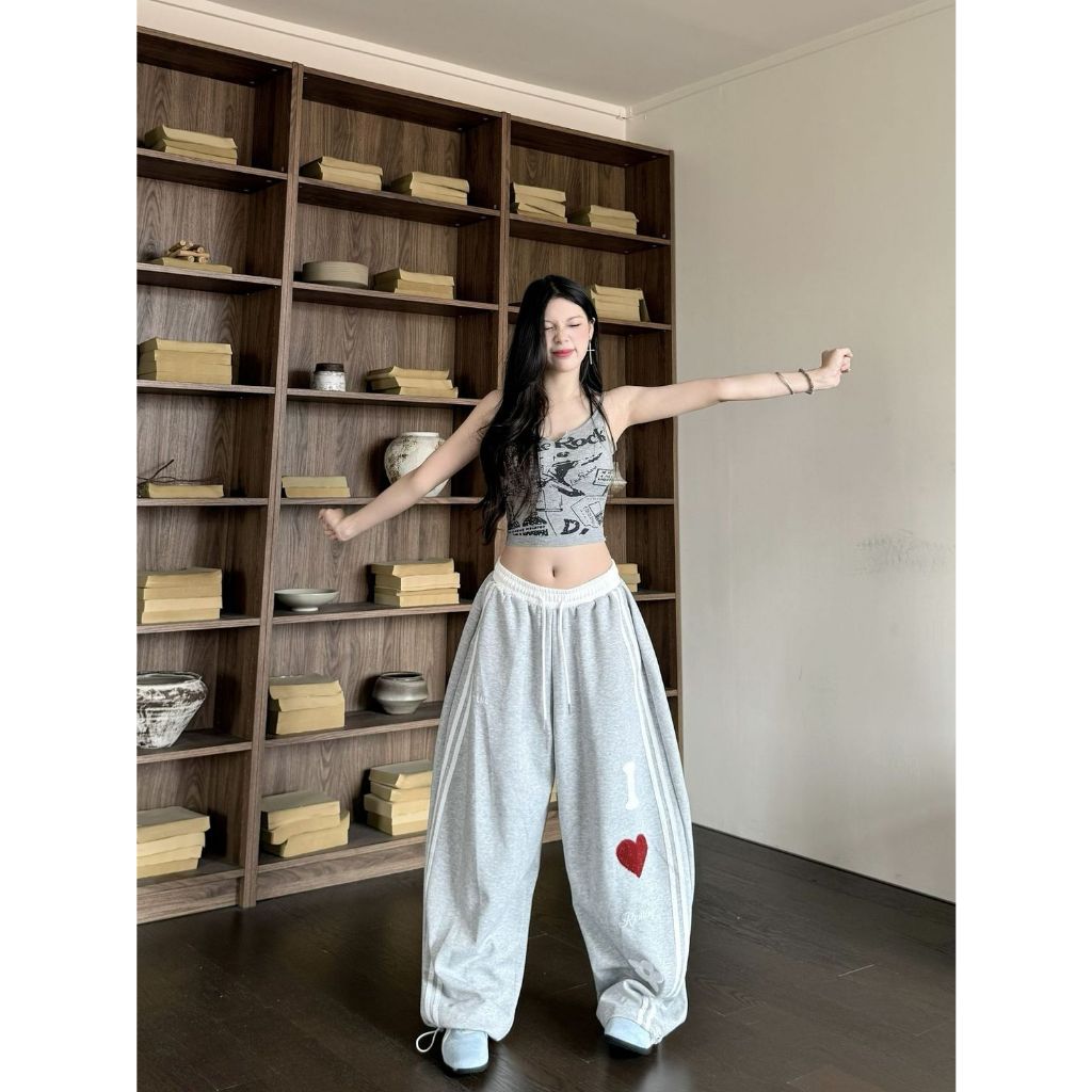 กางเกงขายาวทรงหลวมสไตล์สปอร์ตลำลองพิมพ์ลายหัวใจสไตล์ย้อนยุคแบบอเมริกันสำหรับผู้หญิง ทันสมัยและใช้งานได้หลากหลาย
