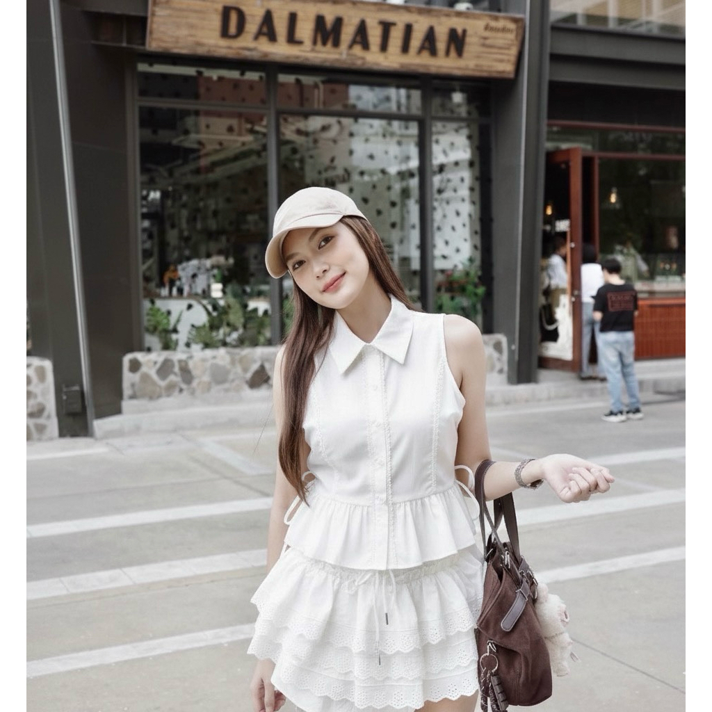 DBP เสื้อคอปกแขนกุด แต่งลูกไม้ สีขาว Peekanong