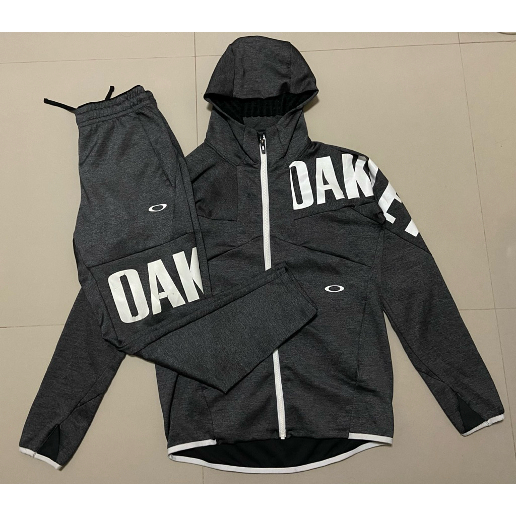 เสื้อแจ็กเก็ตแขนยาวและกางเกงขายาว oakley