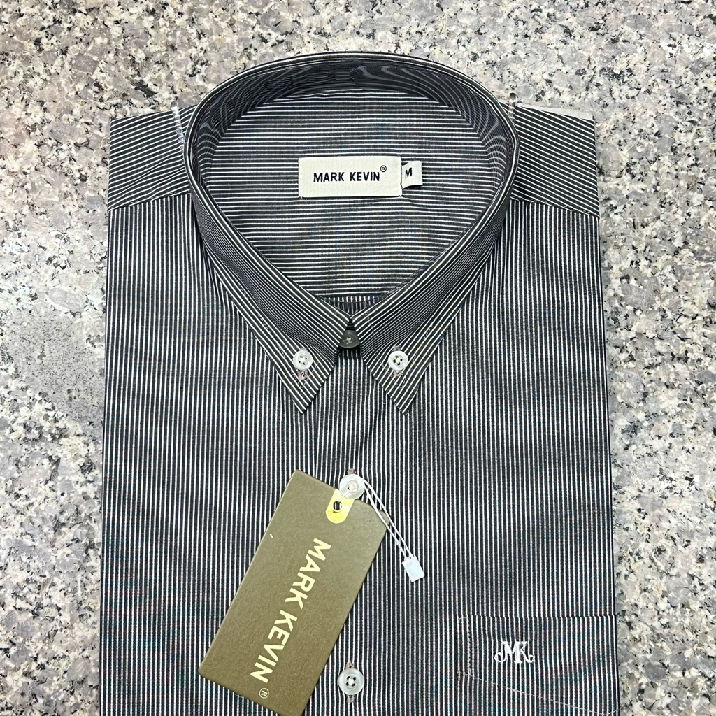 เสื้อเชิ้ตลายริ้ว พื้นสีเทาดำเส้นสีขาว ทั้งแขนสั้นและแขนยาวนะคะ