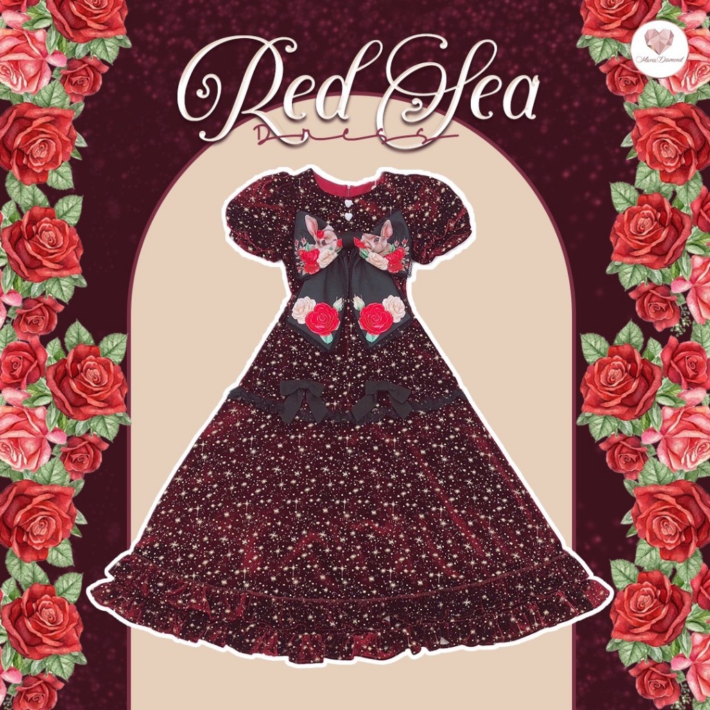 (มี3XL) Maria Diamond สีแดง Red Sea Dress เดรสยาวผ้ากำมะหยี่ลายดาวสีทอง แต่งโบว์ดำพิมพ์ลาย แขนสั้น ซ