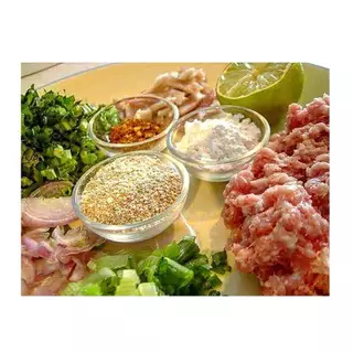 พริกลาบลุงอิน 25g สูตรเด็ดของชาวเหนือ หอมกลิ่นเครื่องเทศ ( 1 ซอง)