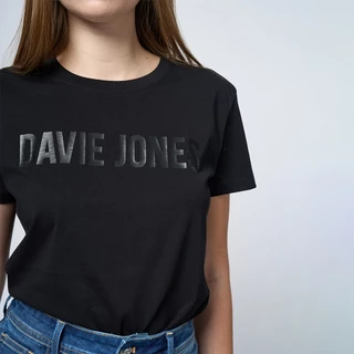 DAVIE JONES WOMEN [BE FEARLESS] เสื้อยืดผู้หญิง Logo Slim Fit T-Shirt สีขาว ดำ เบจ ชมพู กรม เขียว เขียวอมเทา LG0006