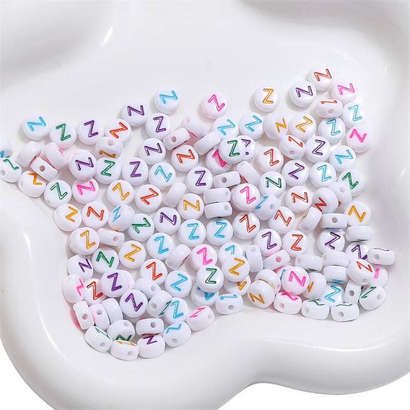 No.5 ลูกปัดตัวอักษร เลือกอักษรได้ พื้นสีขาวอักษรสี แบบกลมแบน ทรงเม็ดยา ลูกปัดตัวอักษรภาษาอังกฤษ A-Z ลูกปัดทำพวงกุญแจ - รูปที่ 3