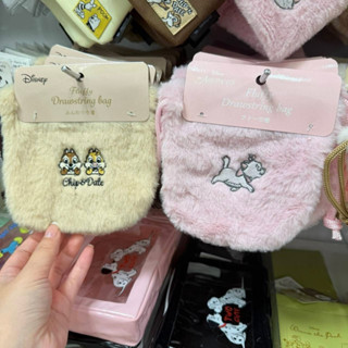 🌟พร้อมส่ง🌟กระเป๋าหูรูดขนฟู ชิบกับเดลและ ลายแมว Marie จาก Dis…
