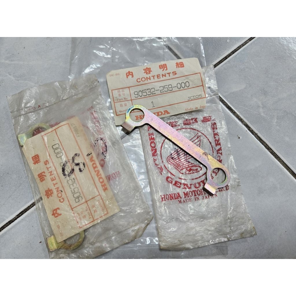 เหล็ก ล็อคน๊อต แป้นรองแฮนด์ แท้ใหม่ญี่ปุ่น Honda C71 C72 C77 CA72 CA77