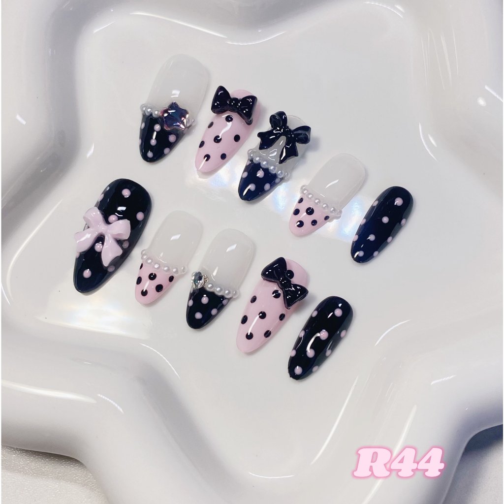 ೀ⋆｡ R44 เล็บเจลปลอมสีชมพูดำขาวไซรัป Polka dot 🎀⭐️💘