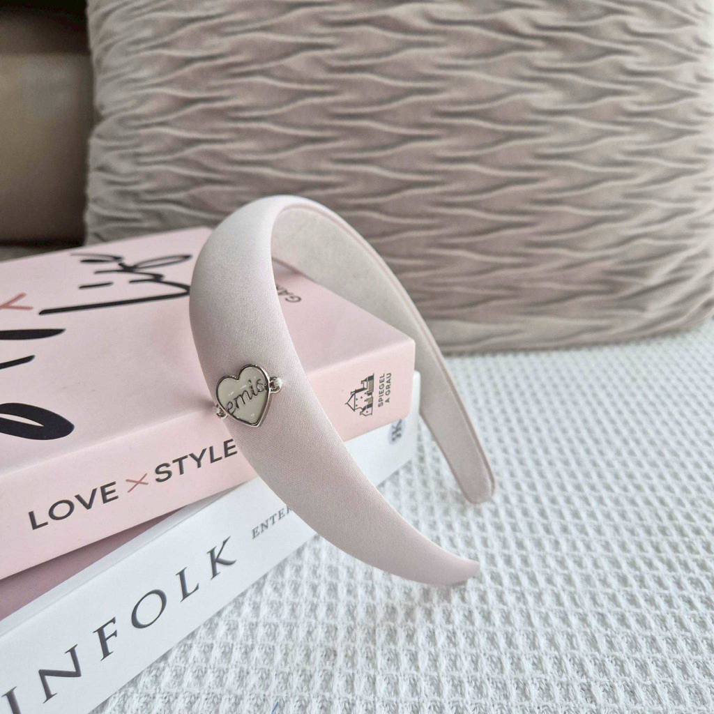 พร้อมส่ง ที่คาดผม emis SATIN HEART LOGO PENDANT HAIRBAND