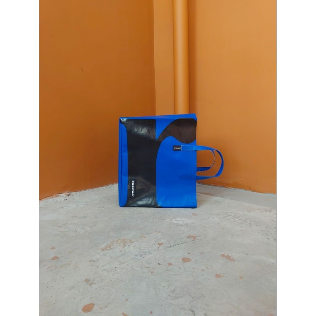 Freitag cake r สีน้ำเงิน