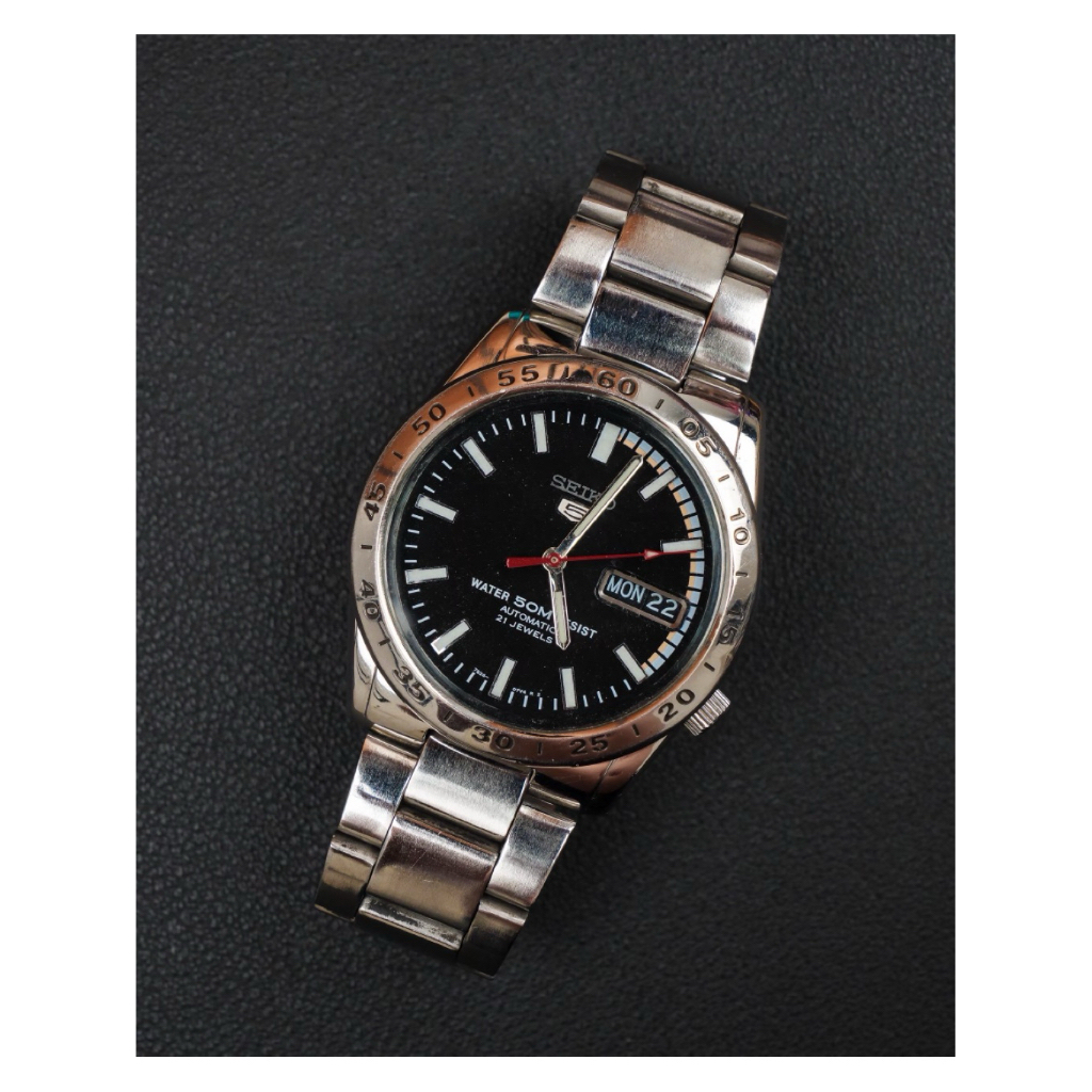 Seiko 5 Automatic 21 jewels (7s26) หน้าปัดสีดำเงาเข็มแดง หลังหลังเปลือยโชว์ตัวเครื่อง