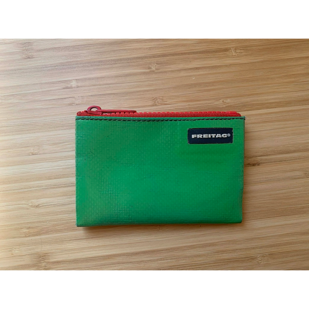 พร้อมส่ง - กระเป๋าสตางค์ Freitag F05 BLAIR / สี เขียว ซิปแดง - สภาพดี - ของแท้ 💯