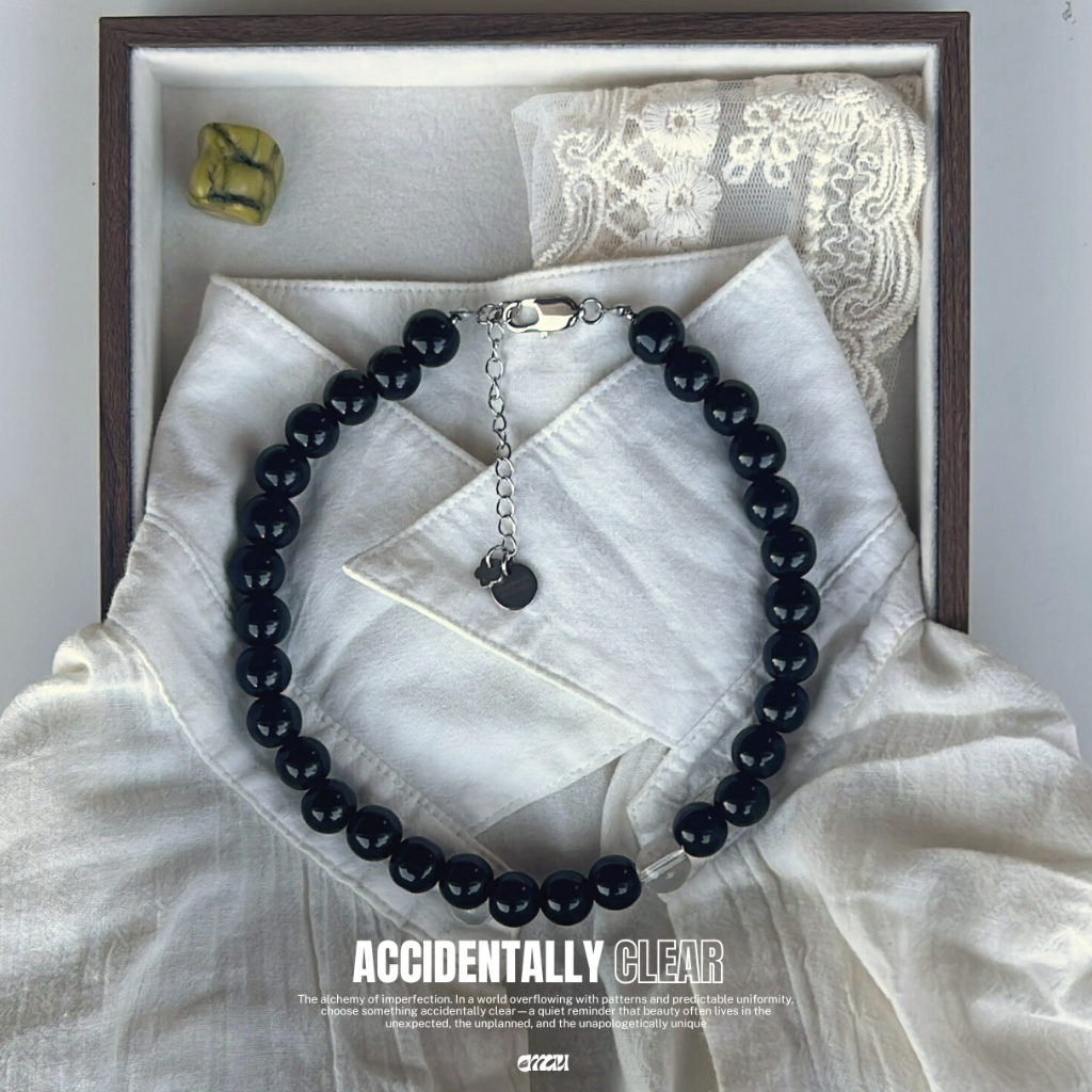 EMAU- Accidentally Clear the Sleek Black Onyx with a Piece of Clear Quartz Necklace สร้อยหินนิลดำและควอตซ์ใส