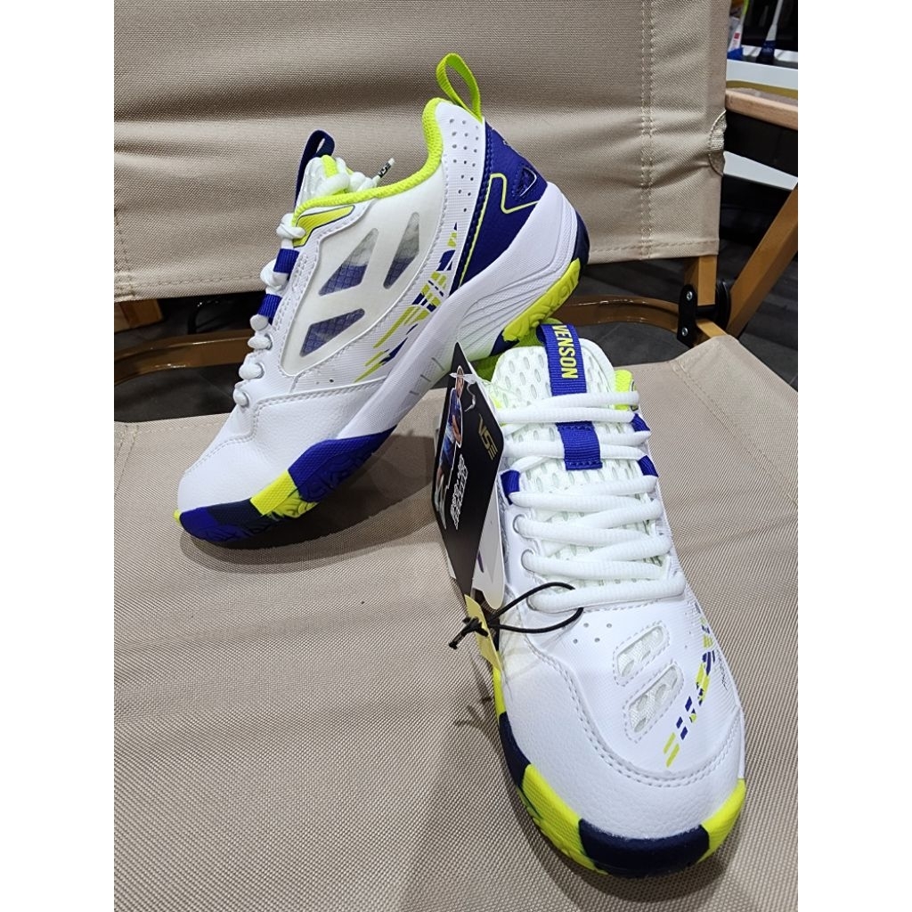 รองเท้าแบดมินตัน VS620W