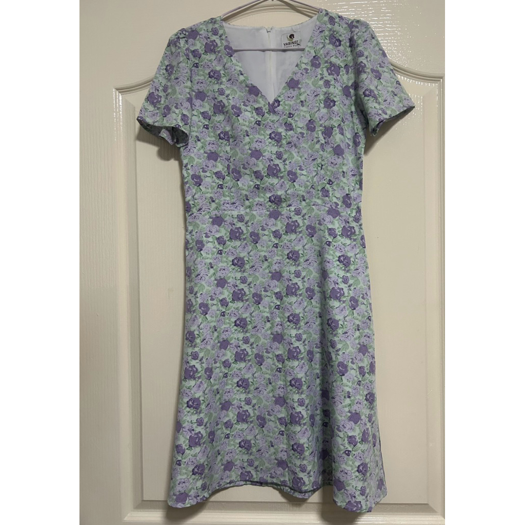 🌸 ส่งต่อเดรสลายดอกโทนม่วง–เขียวสุดหวานป้าย Yasinee Size M