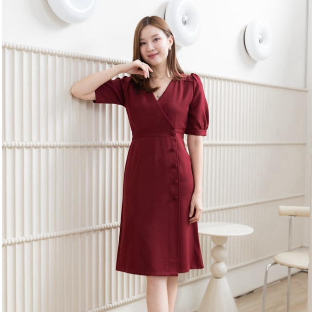 D21-006 : เดรสผ้านาโนเนื้อดี คอวีแขนตุ๊กตา มี 6 สี เล่นดีเทลเย็บป้ายด้านหน้าแต่งกระดุมหลอก