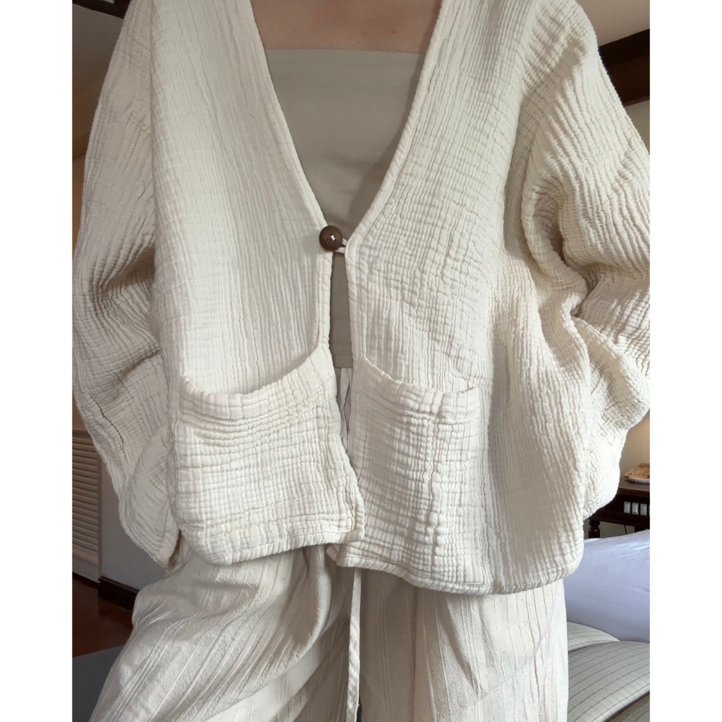 OLIVEE.co : COTTON CARDIGAN เสื้อคลุมคาร์ดิแกนผลิตจากผ้าสาลู 3 ชั้นอัดย่น ผลิตจากผ้าฝ้าย 100% ผิวสัมผัสนุ่น
