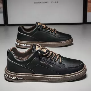 【ถุงเท้าฟรี】รองเท้าหนังลำลองผู้ชายรุ่นใหม่ รองเท้าผ้าใบกีฬา อินเทรนด์และอเนกประสงค์ เวอร์ชั่นเกาหลี