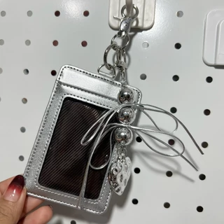 (พร้อมส่ง) เฟรมการ์ดหนังสีเงิน พร้อมพวงกุญแจจี้หัวใจ เฟรมการ์ดพวงกุญแจ ที่ใส่บัตร - ร้านไทย