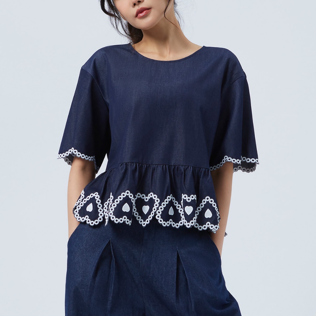 EP เสื้อเบลาส์แขนสั้น ปักลายหัวใจ ผู้หญิง สีน้ำเงินเข้ม | Heart Embroidery Blouse | 04820