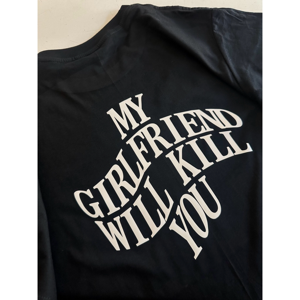 My Girlfriend Will Kill You (มีเสื้อคู่) เสื้อยืดคอตตอน100% ลายด้านหลัง