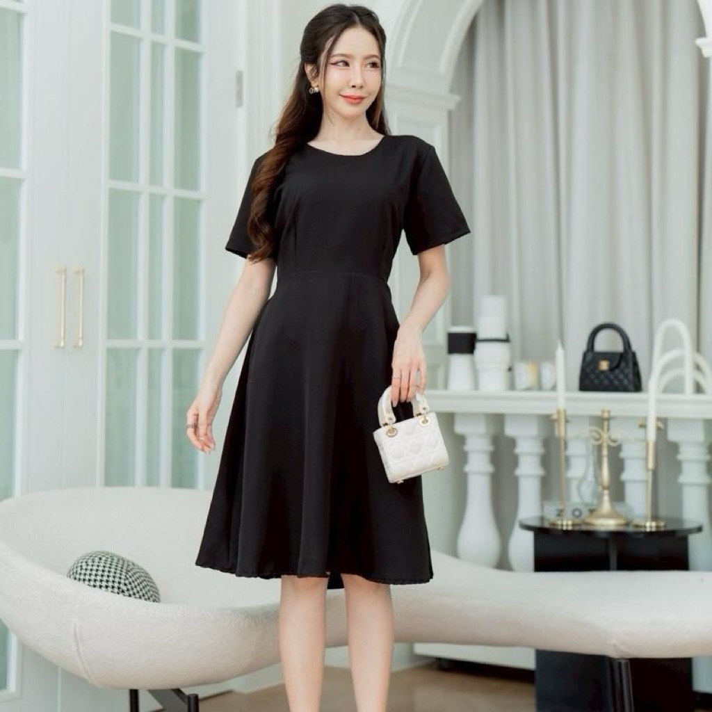 S904 เดรสสั้นดำ คอกลมแขนสั้น กระโปรงเอบาน  มีโบว์ผูกปรับเข้ารูปน่ารักๆ น้องผ้าบาร์บี้หนานุ่ม