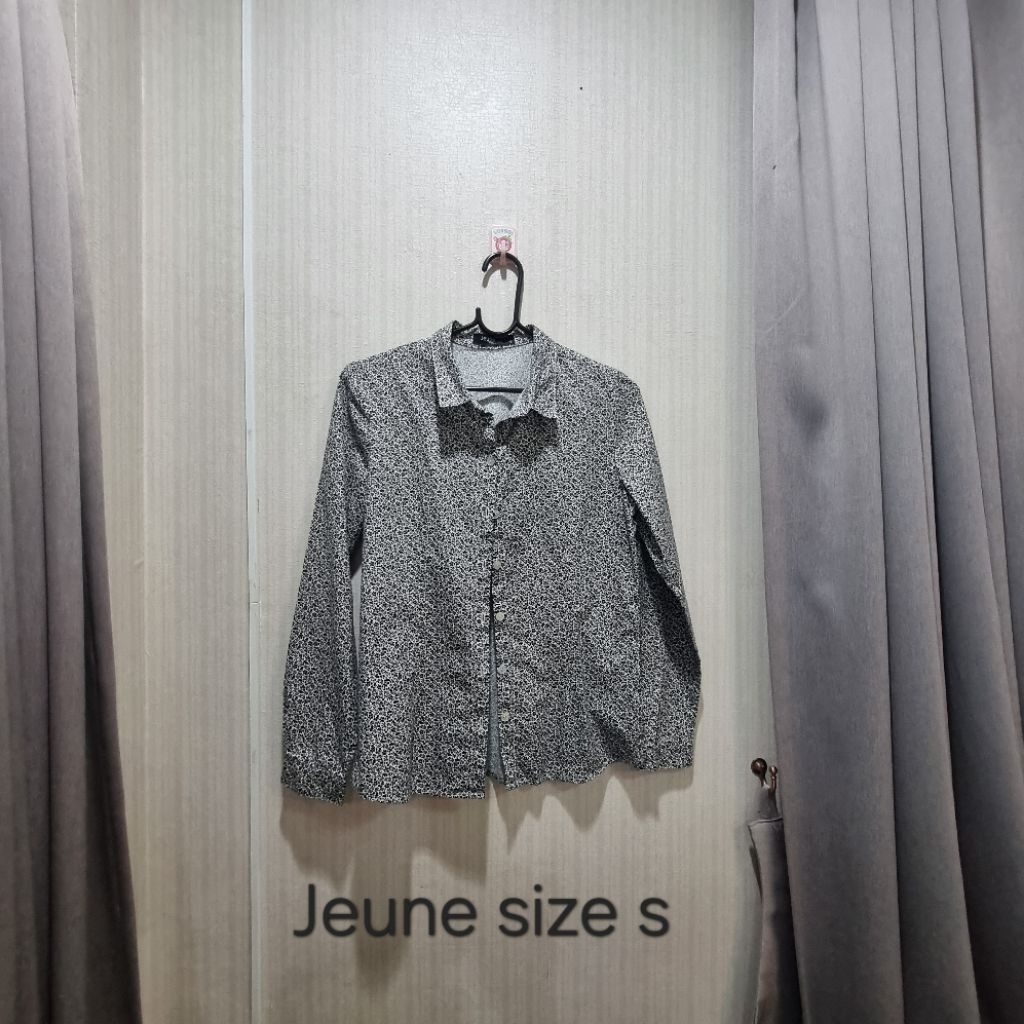 Chacha factory: เสื้อเชิ้ต แบรด์ Jeune style  สีขาวดำ ไซส์ S