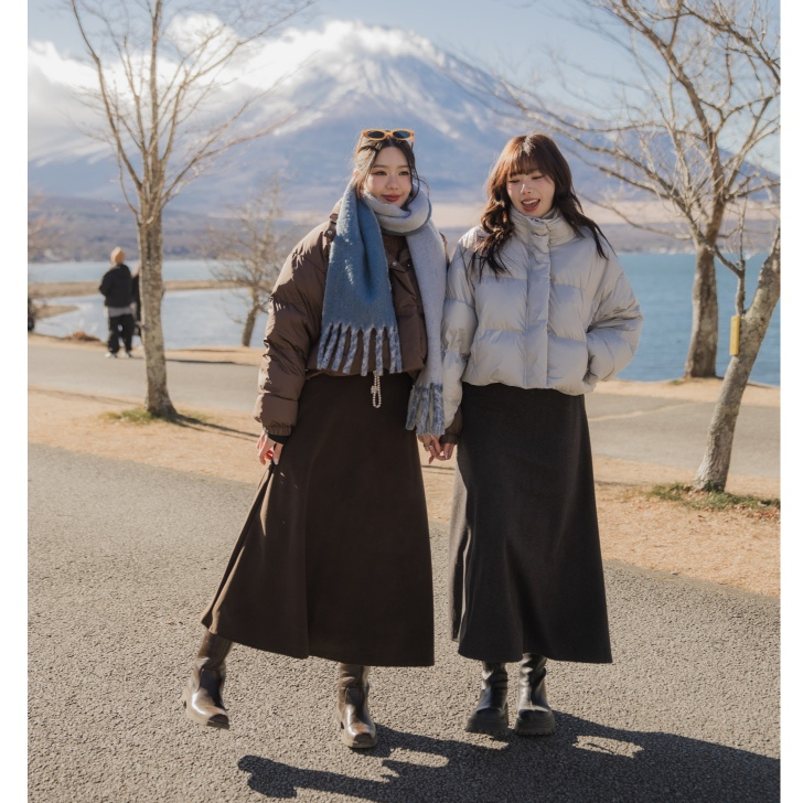 Wool skirts กระโปรงผ้าวูล รุ่นนี้งานดีมาก ผ้านิ่ม ใส่สบาย มีความเป็นฟีลวินเทอร์ได้เต็ม100%