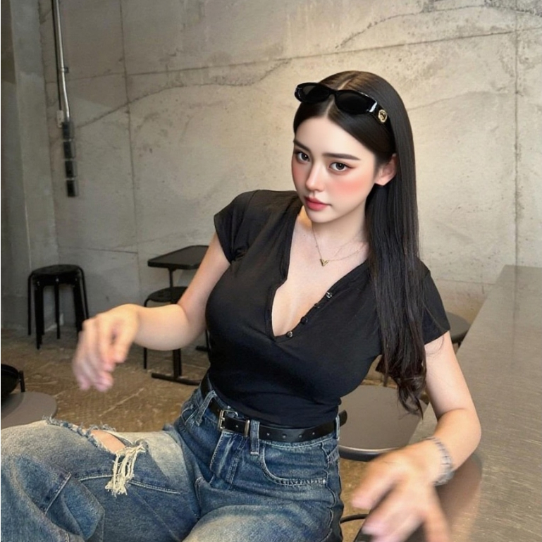 Mollygirl American Retro Design เสื้อยืดคอวี กระดุมใช้งานได้จริง เสื้อทรงสลิมฟิต ผ้าเรย่อนยืดเยอะมาก