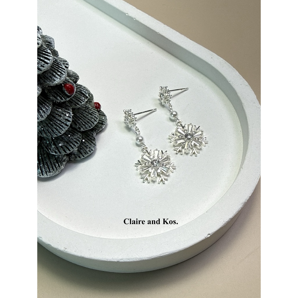 Claire&Kos - ต่างหู Snowflake แบบห้อยยาว 3.1 ซม.