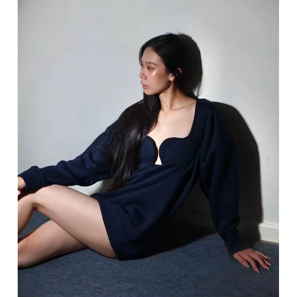 ส่งต่อ เสื้อ แนวสปอร์ต สี dark navy ตามรูป แบรนด์ ELLA GUARDIN freesize ของใหม่ ใส่ครั้งเดียว