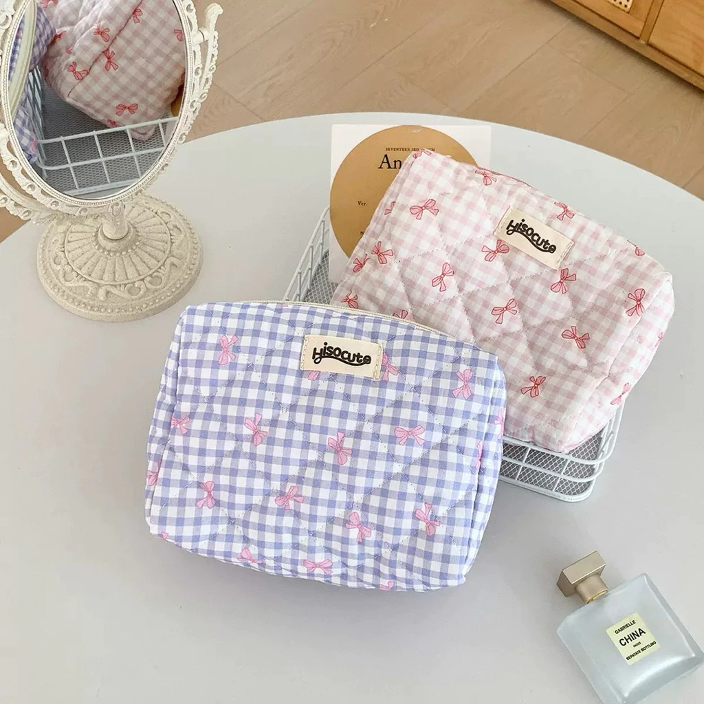 Cosmetic Bag – กระเป๋าเครื่องสำอางสไตล์เกาหลี | ความจุใหญ่ ลายตาราง พร้อมโบว์ | สำหรับสกินแคร์ & เมคอัพ thumbnail 4