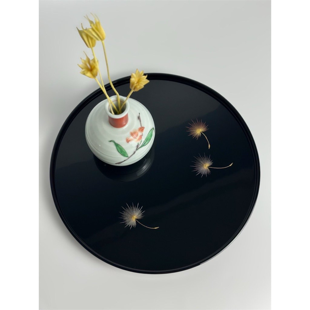 ถาดไม้กลมเขิน Wajima เคลือบ Urushi ฉบับงานฝีมือดั้งเดิมแท้ ลาย “ดอกไม้ปลิวในสายลม”