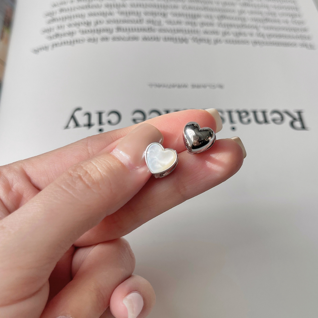 Nithan Moonlight Love Stud Earrings (size 9 mm) I ต่างหูแป้นมินิหัวใจมุก I ก้านเงินแท้ 925