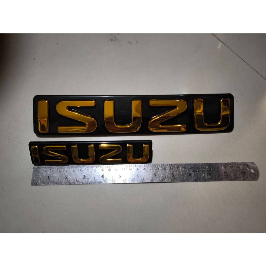 แผ่นป้ายโลโก้หน้ากระจัง isuzu ปี 2003 ถึง 2019 สีทอง จำนวน 1 ตัว สินค้าดีจบในที่เดียว